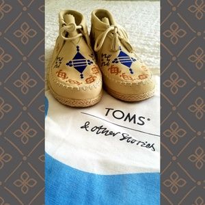 NEW TOMS Palmera Embroidered Suede Chukka …